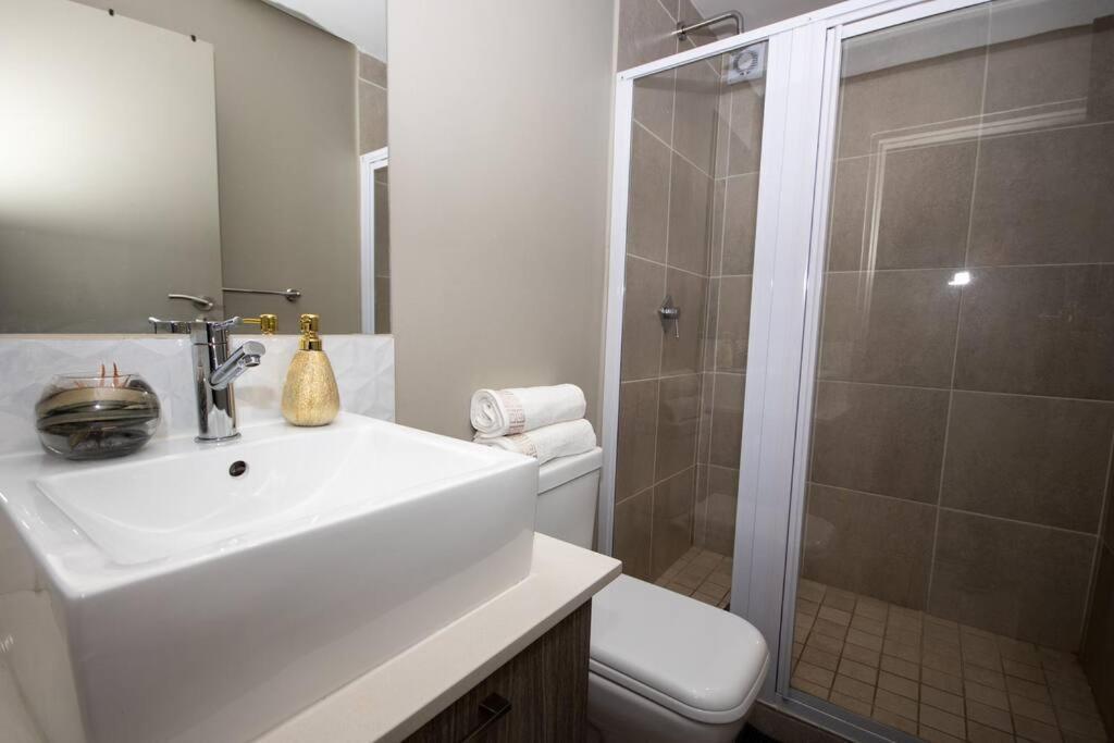 Luxury, Location, & Convenience. Apartment Johannesburg Exterior foto